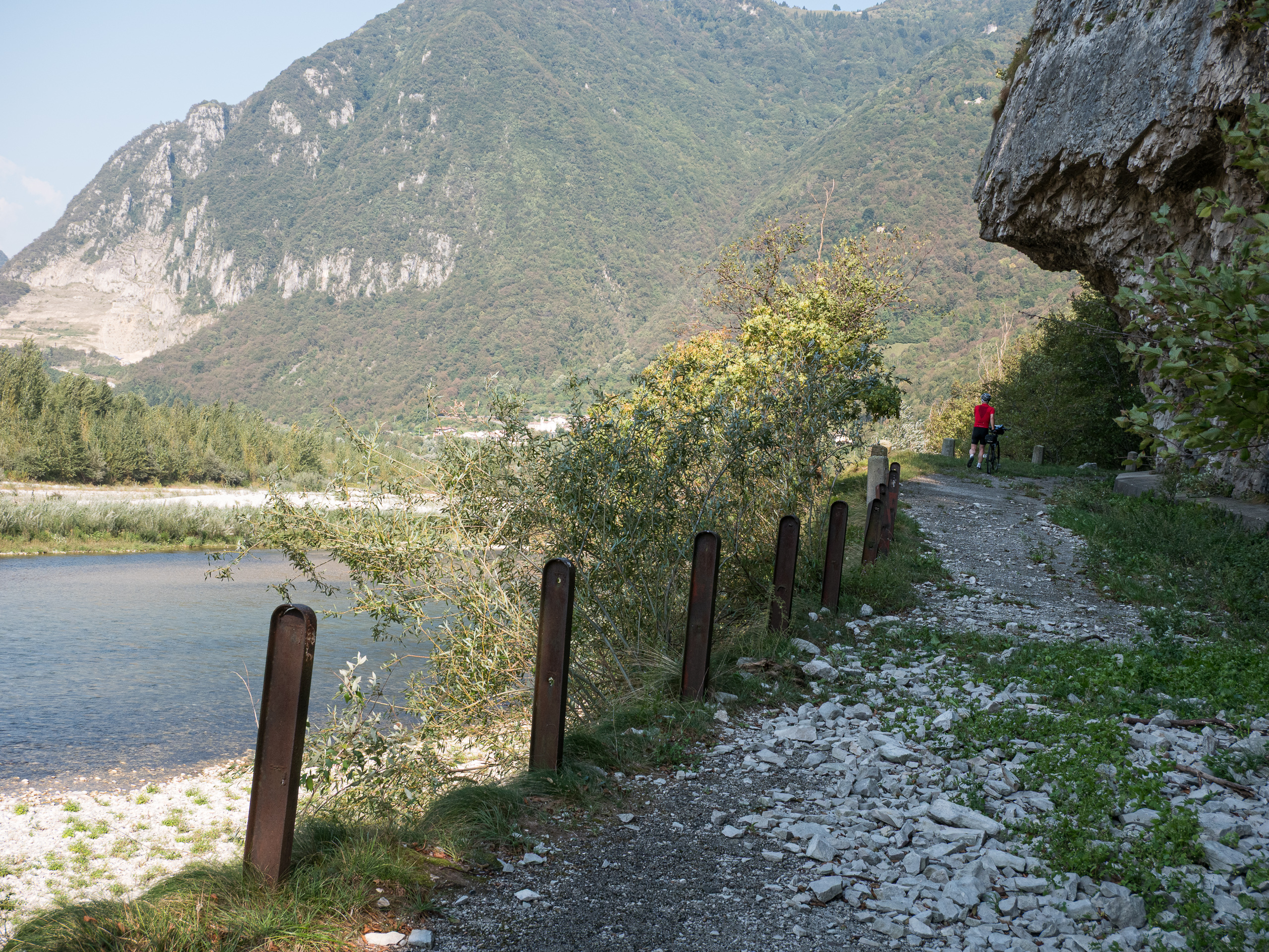 Schotterpiste unter dem Felsüberhang am Ufer der Piave